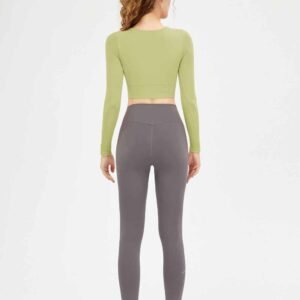 تمارين اليوجا باستخدام القماش لتدريبات الهواء والمرونة